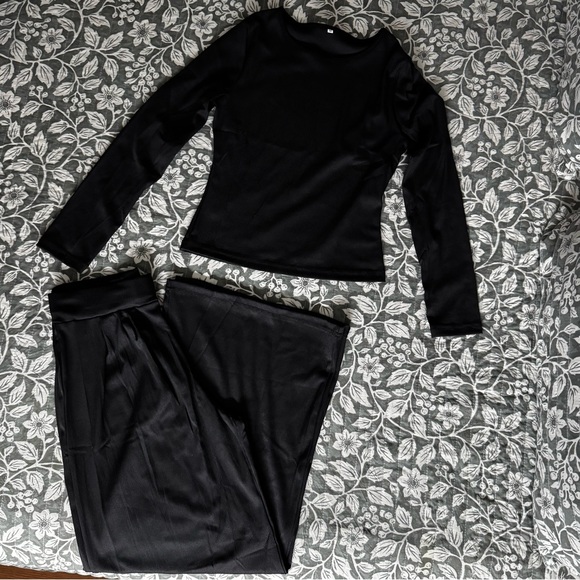 Elegant Black Ribbed Two-Piece Set - Picture 3 of 8